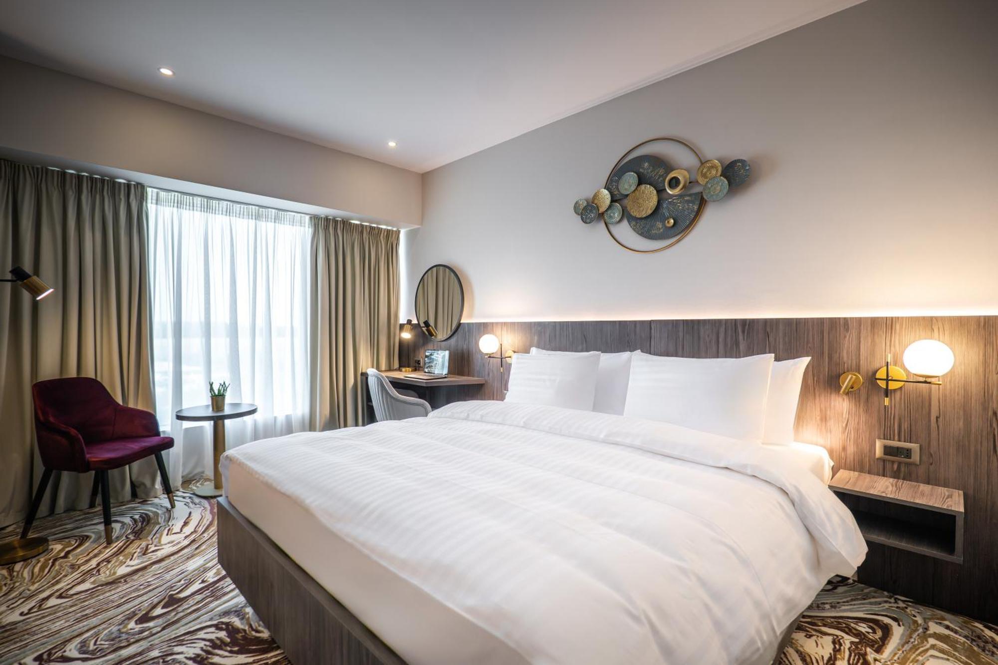 Ramada By Wyndham Bucharest Otopeni Airport Exterior photo
