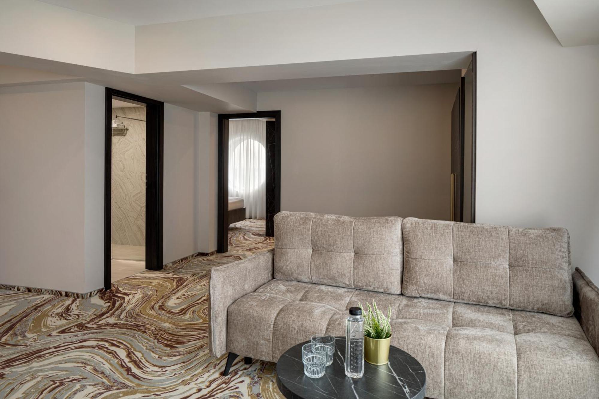 Ramada By Wyndham Bucharest Otopeni Airport Exterior photo