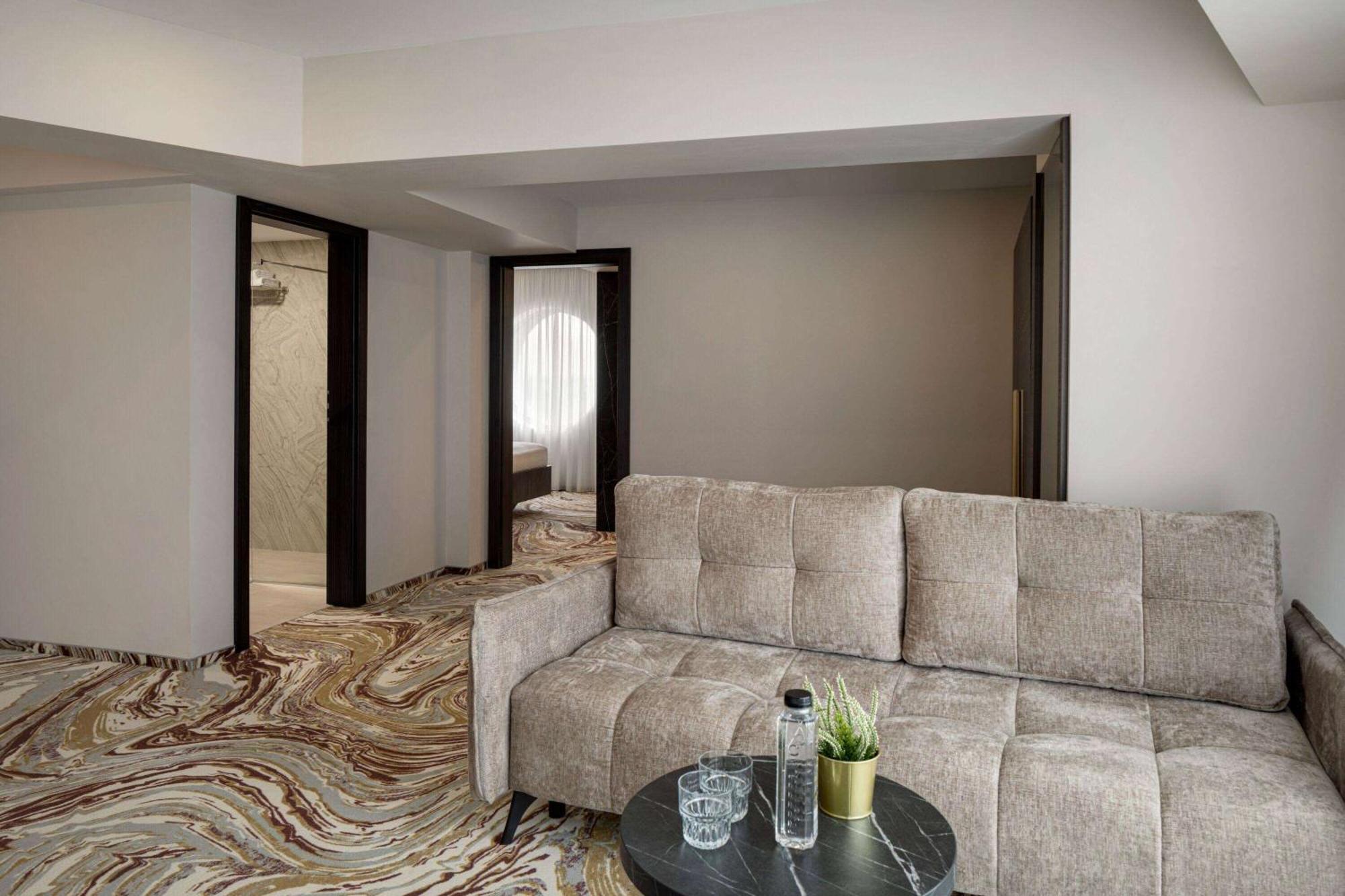 Ramada By Wyndham Bucharest Otopeni Airport Exterior photo