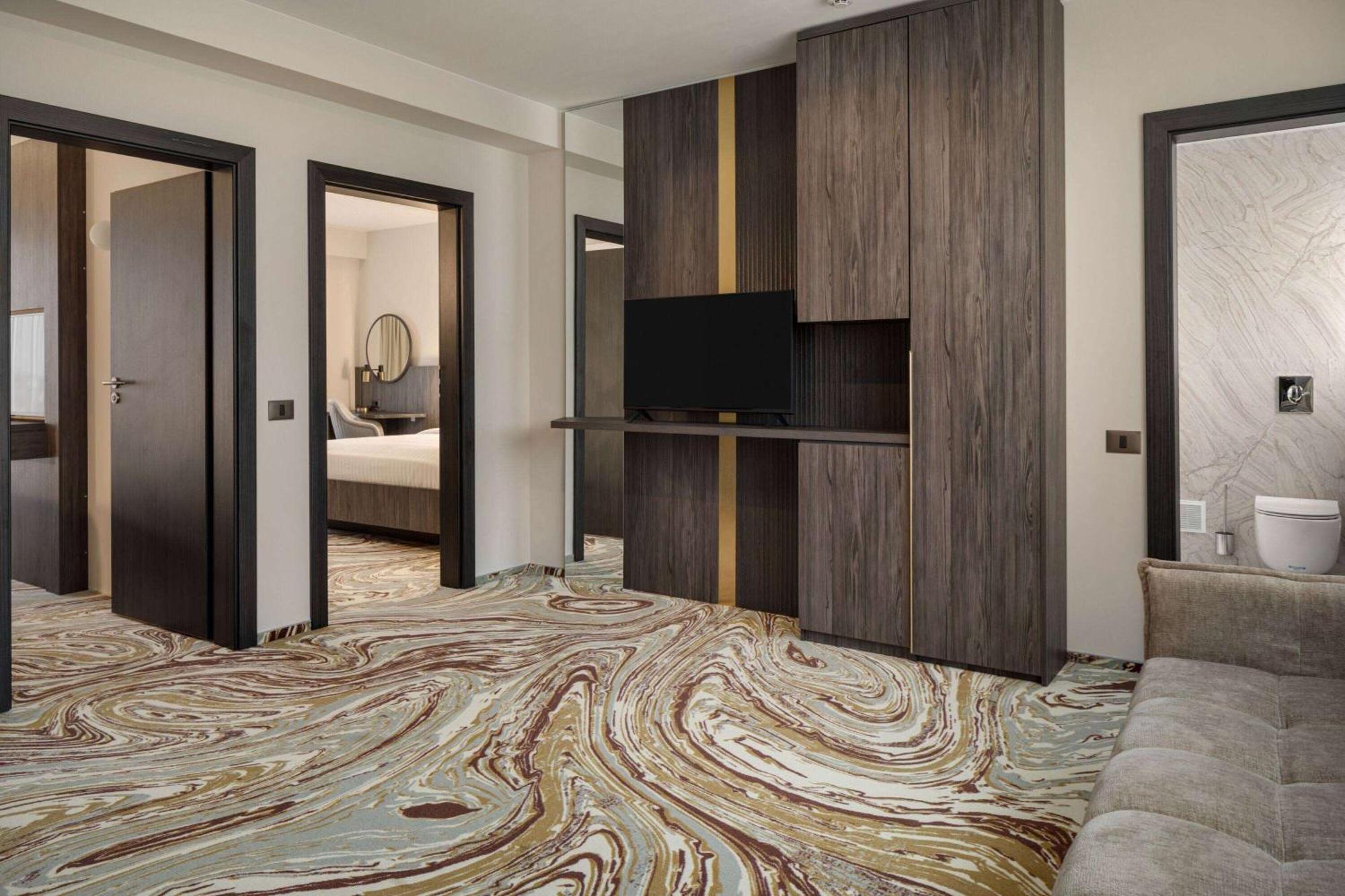 Ramada By Wyndham Bucharest Otopeni Airport Exterior photo
